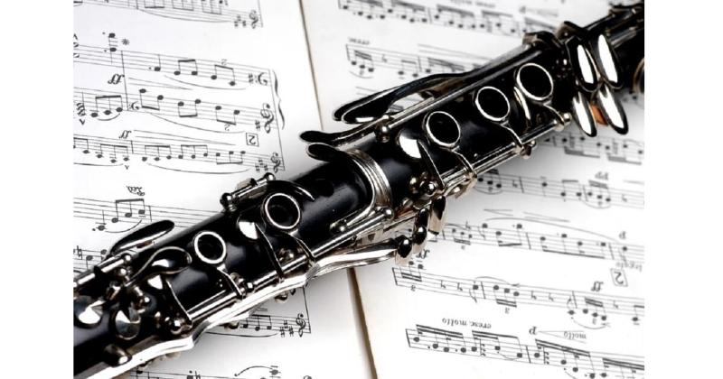 Gros plan d’une clarinette et d’un saxophone, instruments classiques français